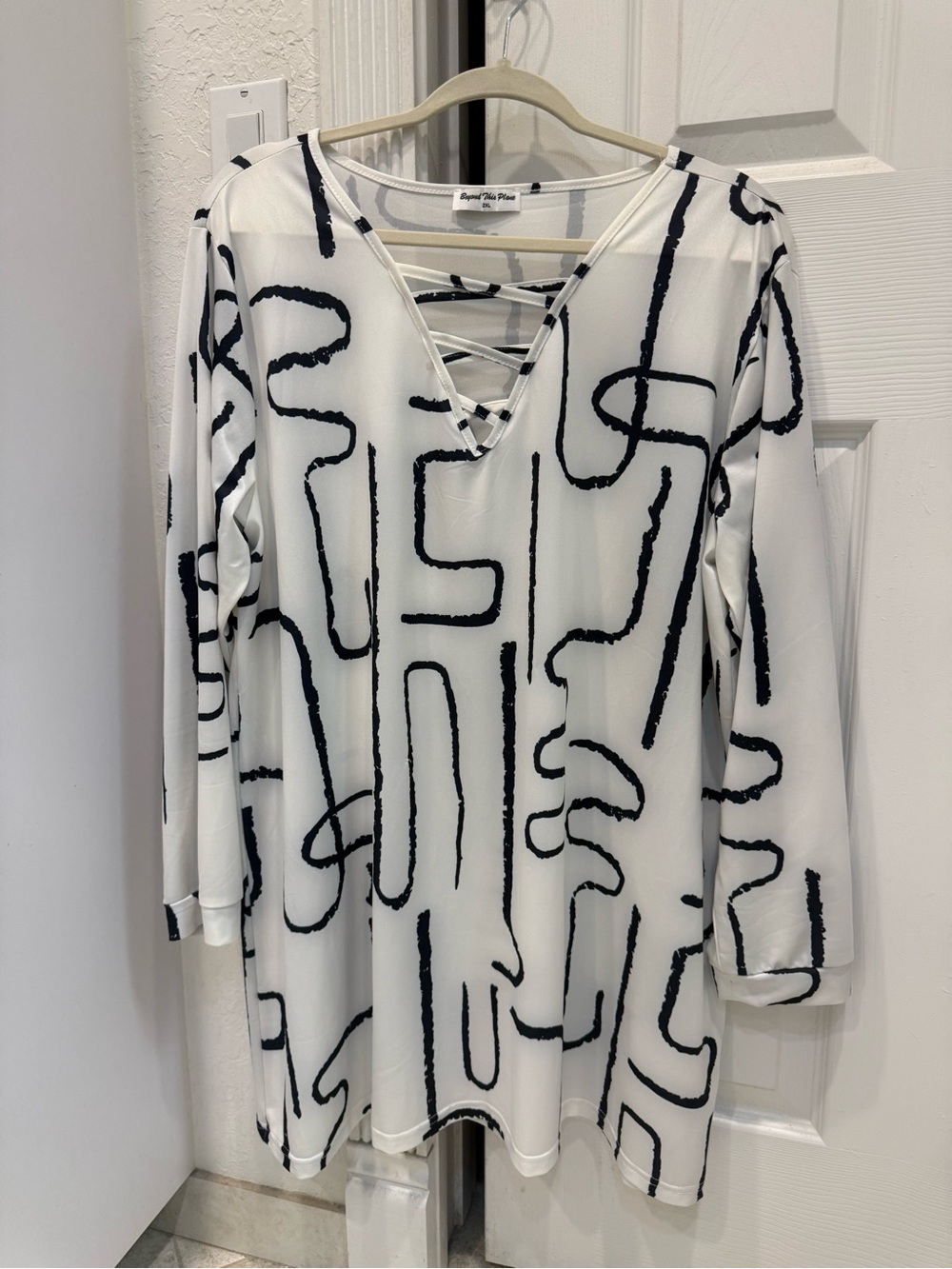 Abstract Lace-Up V-Neck Tunic Top - White/Black